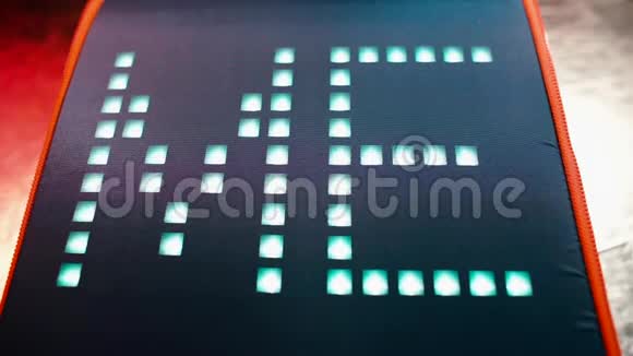 这个词是写在一个数字板上字母在运动视频的预览图