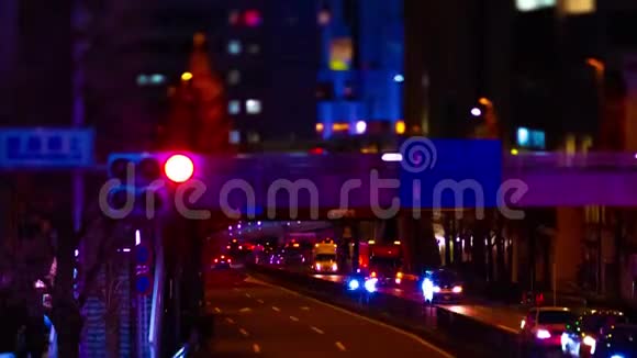 Shibuya小型霓虹灯街道倾斜倾斜的夜间延时视频的预览图