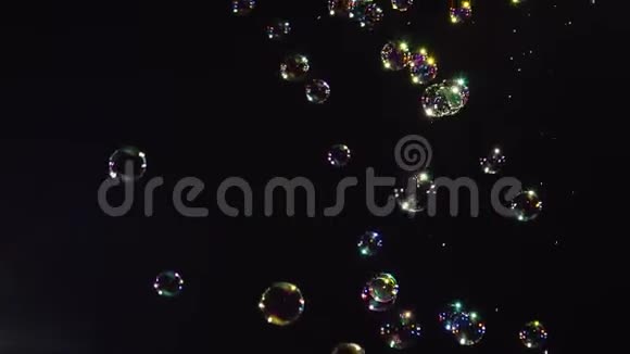 泡泡在黑色背景下缓慢运动视频的预览图