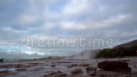 冰岛的斯特罗库尔间歇泉喷发视频的预览图