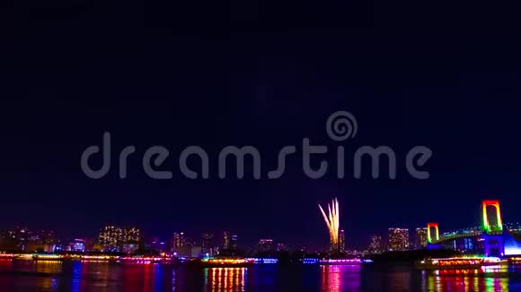 东京市区彩虹桥附近的一夜烟火时间视频的预览图