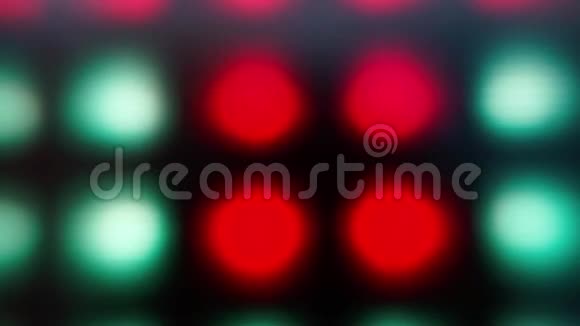 节日背景由闪烁的绿色和红色灯泡制成视频的预览图