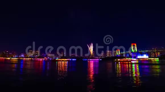 东京市区彩虹桥附近焰火的夜间时间推移视频的预览图