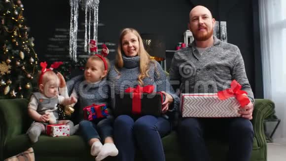 新年一家人跪着送礼物视频的预览图