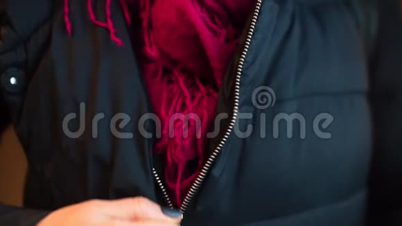女人拉链上夹克锁抓住围巾面料冻结视频的预览图