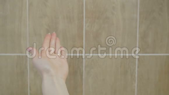 护士洗手洗手液冠状病毒视频的预览图
