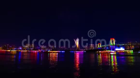 东京市区彩虹桥附近烟火的夜间时间视频的预览图