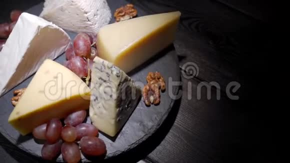各种葡萄酒开胃菜或美食晚餐最高的视野近距离一块奶酪在一个罕见的视频的预览图