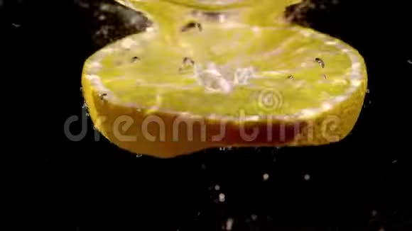 一个橘子在缓慢地落入水中的切片视频的预览图