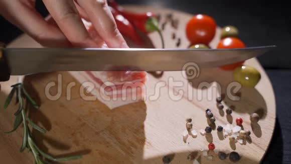 厨师在厨房的砧板上切猪肉新鲜蔬菜番茄视频的预览图