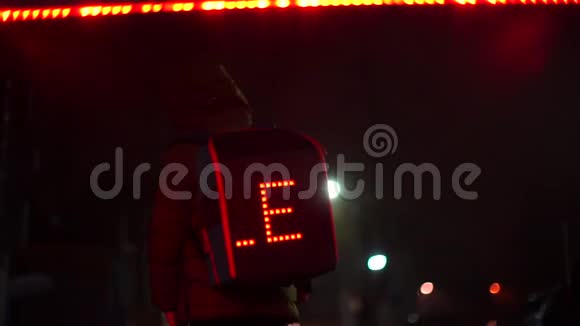 一个晚上迷路的小学生站在门口等警察视频的预览图