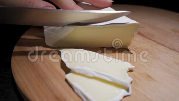女厨师或家庭主妇用刀子切奶酪动作缓慢视频的预览图