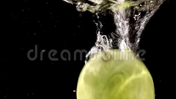 新鲜柠檬慢吞吞地掉进水里视频的预览图