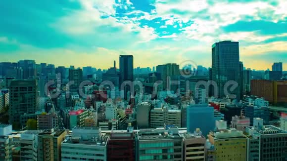东京市区城市景观的时间推移广射高角度变焦视频的预览图