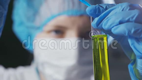 在科学实验室研究液体的女科学家接近做实验室研究的女科学家视频的预览图