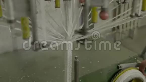 用于编织不燃电缆编织的工业自动缝纫机视频的预览图