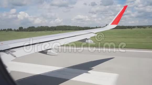 从飞机降落在机场跑道上的视野客机在国际机场飞行后降落跑道视频的预览图
