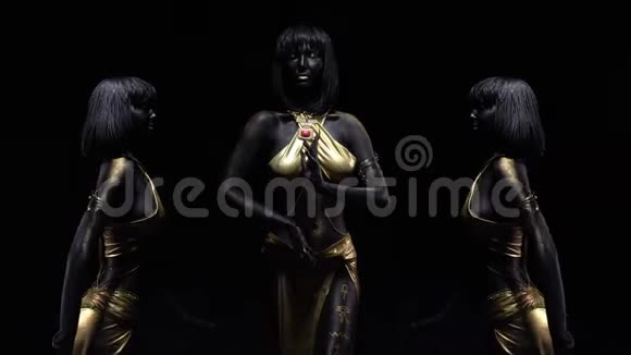 剪辑年轻女子黑色和金色身体艺术摆在黑色背景4k视频的预览图