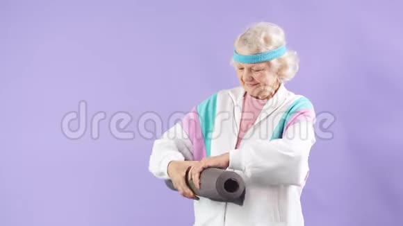 有地毯的快乐老太太要练习瑜伽练习视频的预览图