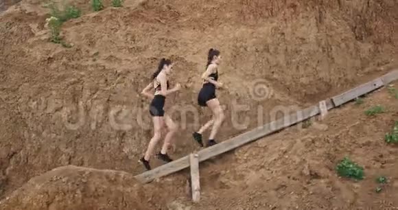 在大自然中两位年轻漂亮的女士做一些运动慢跑上楼梯视频的预览图