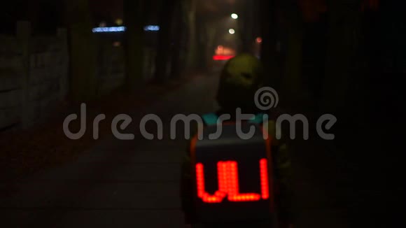 一个孤独的小学生晚上在一条空荡荡的街道上散步视频的预览图