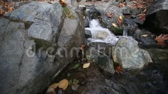 石头间的山河瀑布视频的预览图