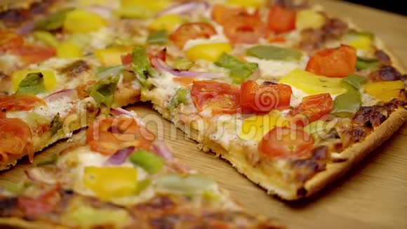 新鲜出炉的木制盘子素食披萨视频的预览图