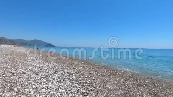 海水清澈的沙滩背景是群山视频的预览图