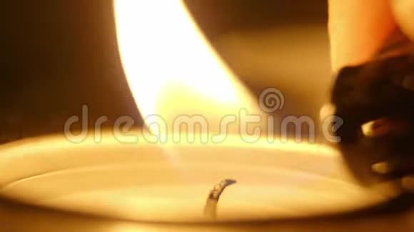 蜡烛在一排美丽的宏观镜头视频的预览图