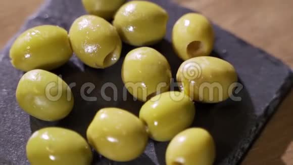 绿色橄榄腌制在镜头前旋转视频的预览图