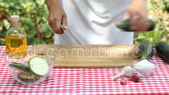 女厨师把西葫芦切在木板上视频的预览图