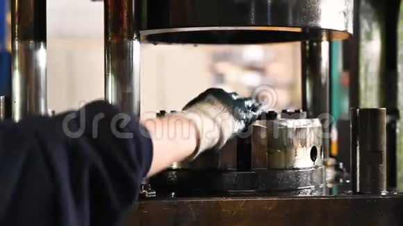 女操作工冲压金属片采用压片机金属压片机视频的预览图