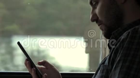 年轻人集中精力在火车上通过手机应用程序赚钱交易视频的预览图