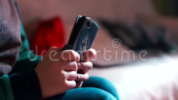 一个女孩手中的智能手机特写视频的预览图