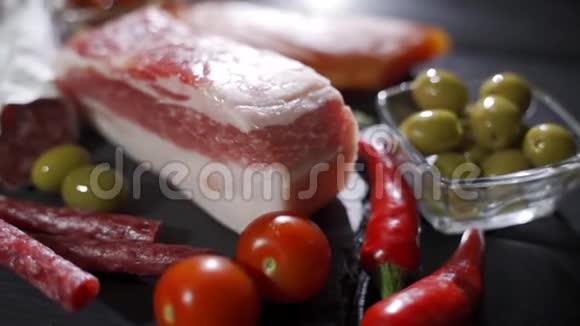 餐厅的肉盘火腿腊肠黑石托盘上的培根视频的预览图