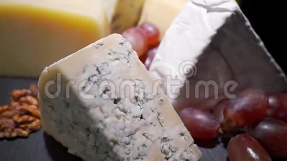 各种葡萄酒开胃菜或美食晚餐最高的视野近距离一块奶酪在一个罕见的视频的预览图