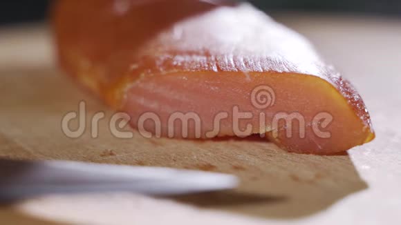 厨师用锋利的刀在木板上切割生腊肉视频的预览图