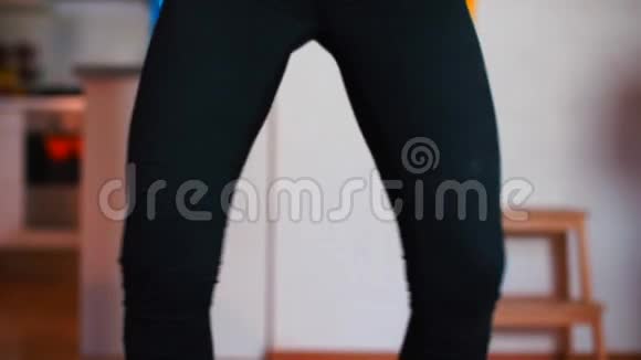 一个穿黑色裤子的女人用她的腿做舞蹈动作视频的预览图
