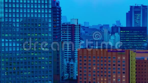 东京城市景观的黎明时分高角度远射视频的预览图