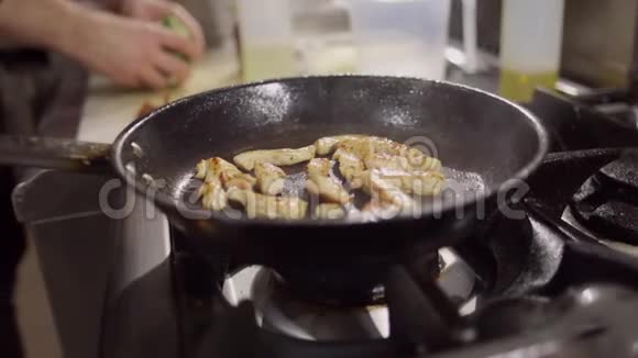 用新鲜西兰花在厨房里准备切碎的火鸡肉视频的预览图