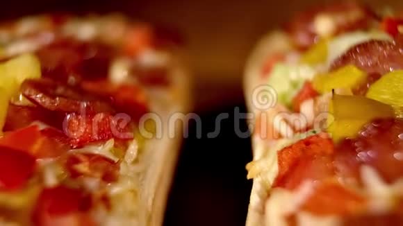 新鲜出炉的热比萨饼特写镜头视频的预览图