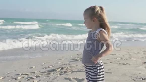 一个漂亮的小女孩眺望大海视频的预览图