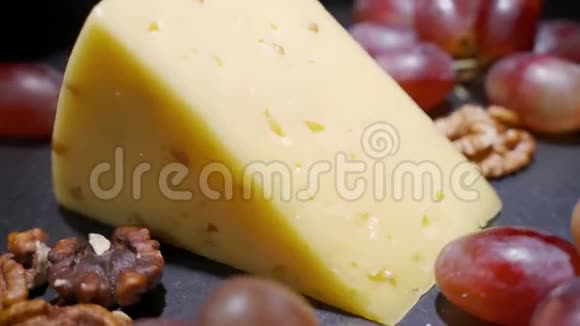 在桌子上用坚果和干果搭配奶酪旋转录像视频的预览图