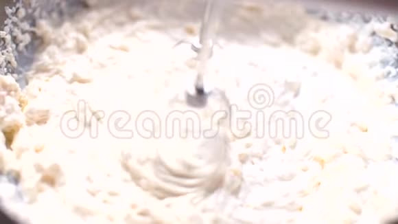 糖果店搅拌白面团的搅拌机特写视频的预览图