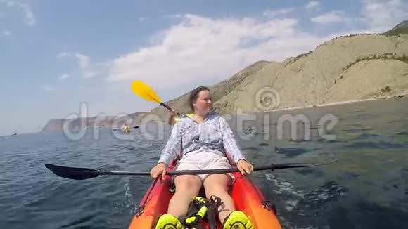 女人在皮艇里休息视频的预览图