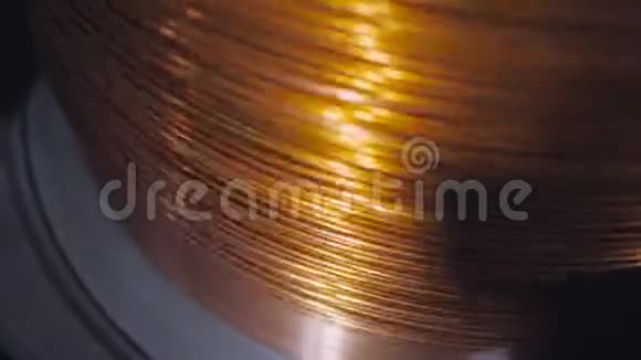 闭合线圈的旋转并将其包裹铜线电力电缆的制造视频的预览图