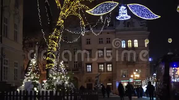 圣诞装饰品一串串的灯伞视频的预览图