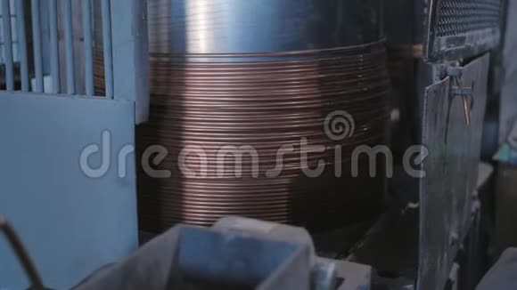 特写铜线在电缆厂的拉线上滚动视频的预览图