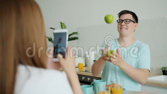 男子在与智能手机拍照时拖着苹果慢动作视频的预览图