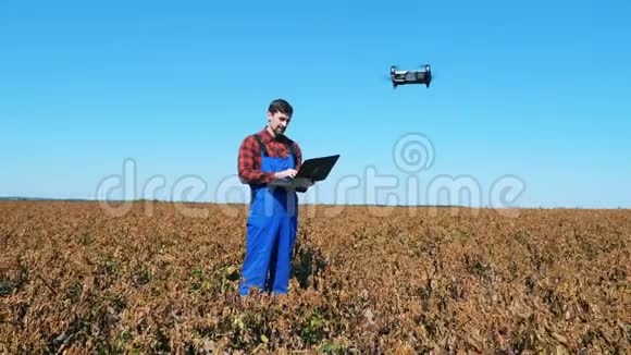 伯恩斯菲尔德和一个在无人机上航行的农业技术人员视频的预览图